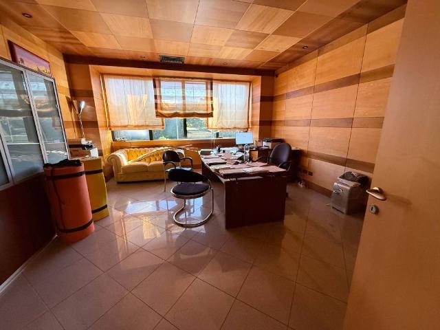 Locale Commerciale in affitto a Puglia, Bari