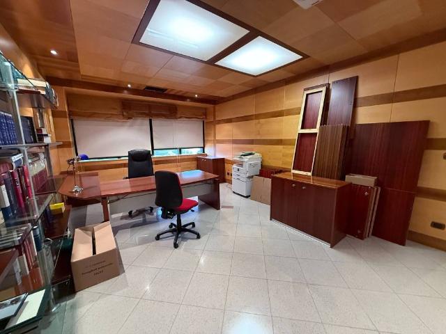Locale Commerciale in affitto a Puglia, Bari