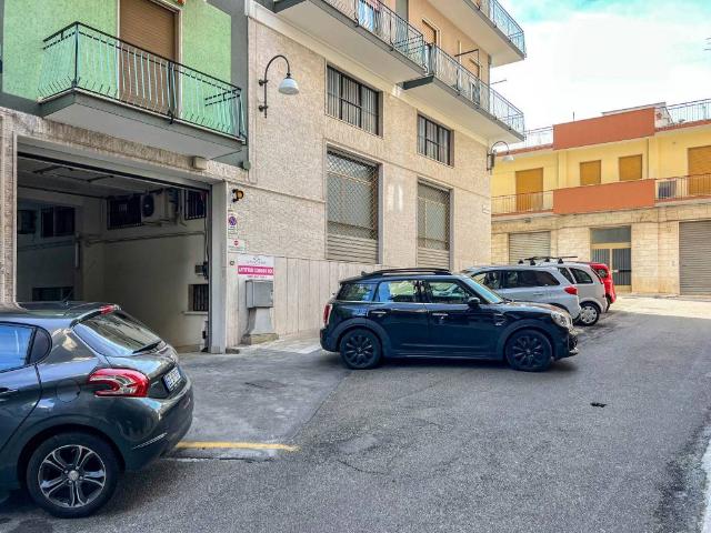 Locale Commerciale in affitto a Puglia, Bari