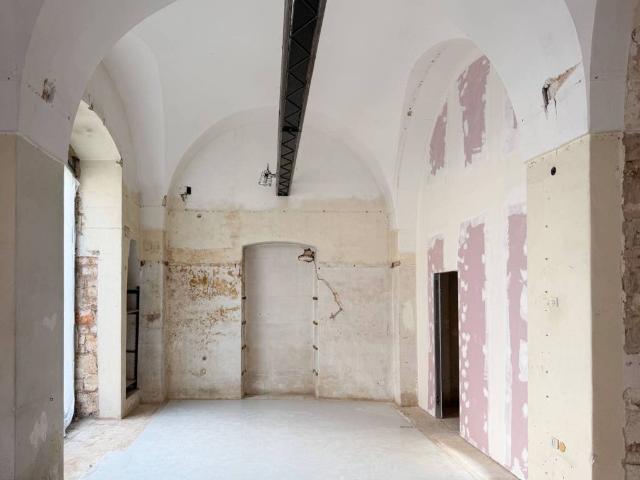 Locale Commerciale in affitto a Puglia, Bari