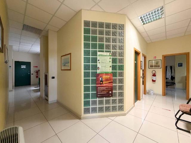 Locale Commerciale in affitto a Puglia, Bari