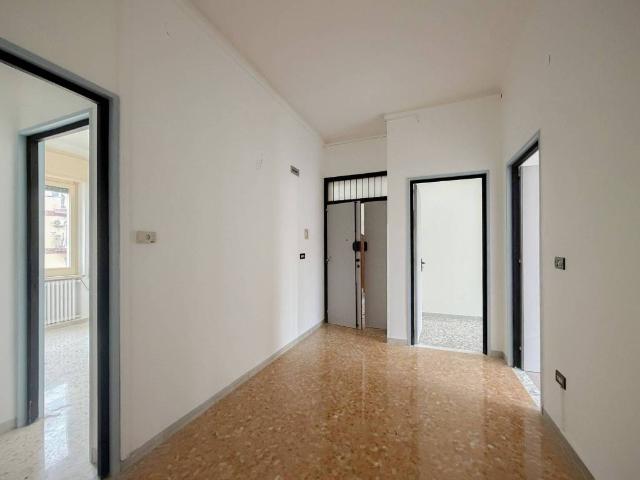 Locale Commerciale in affitto a Puglia, Bari