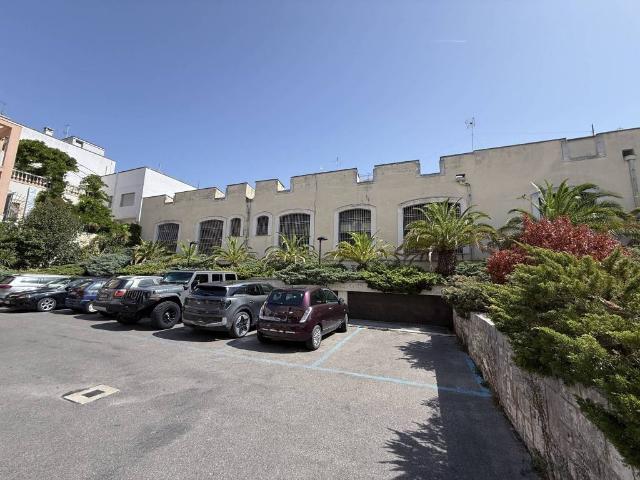 Locale Commerciale in affitto a Puglia, Bari