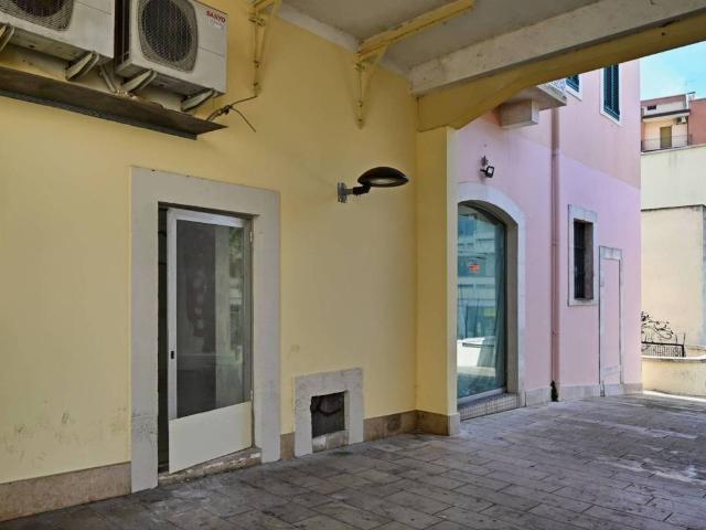Locale Commerciale in affitto a Puglia, Bari