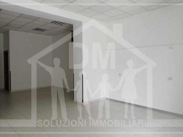 Locale Commerciale in affitto a Qualiano, Campania