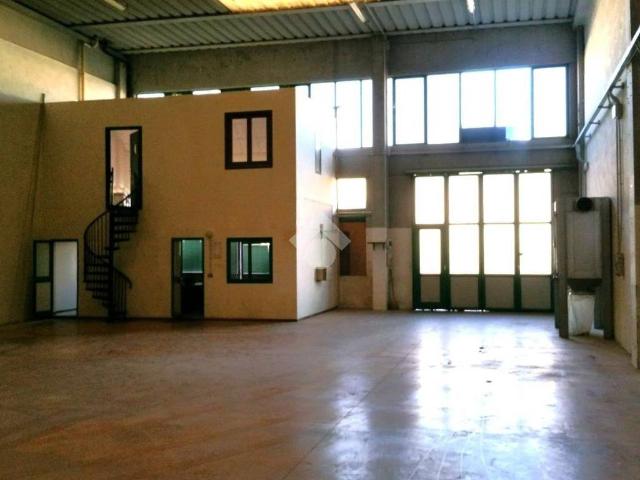 Locale Commerciale in affitto a Quarto D'altino, Veneto