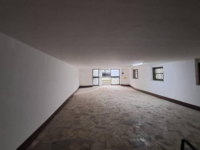 Locale Commerciale in affitto a Quarto, Campania