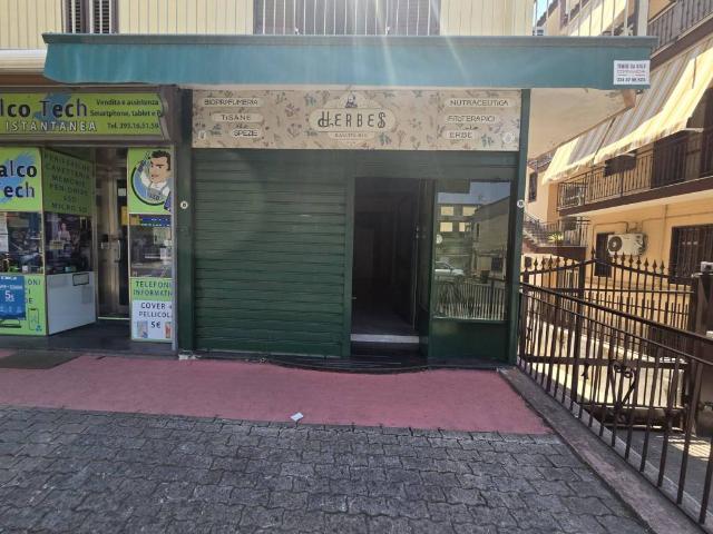 Locale Commerciale in affitto a Quarto, Campania