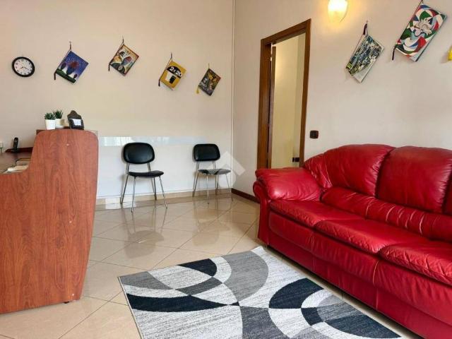 Locale Commerciale in affitto a Quarto, Campania