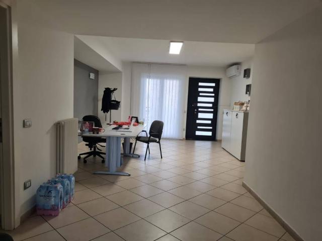 Locale Commerciale in affitto a Quarto, Campania