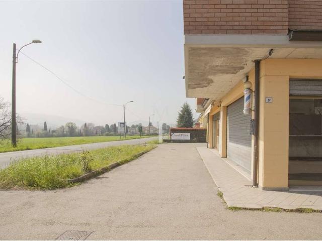 Locale Commerciale in affitto a Colline Matildiche, Re