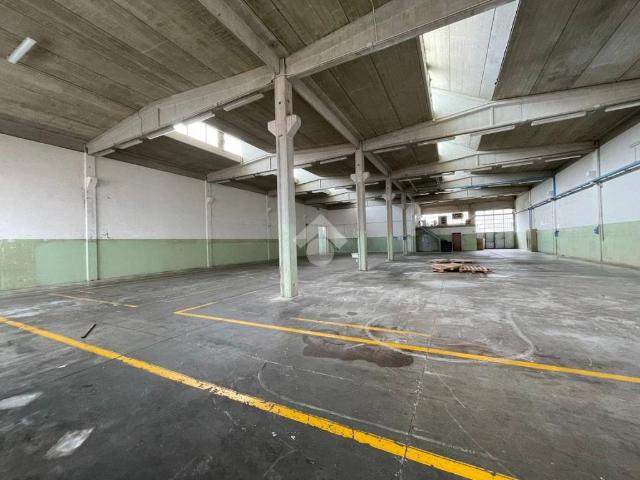 Locale Commerciale in affitto a Colline Matildiche, Re