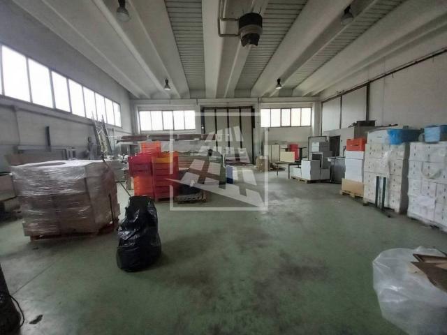 Locale Commerciale in affitto a Colline Matildiche, Re