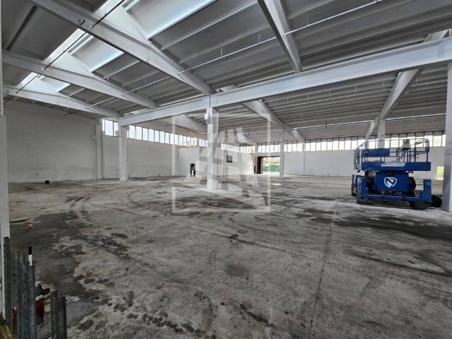 Locale Commerciale in affitto a Colline Matildiche, Re