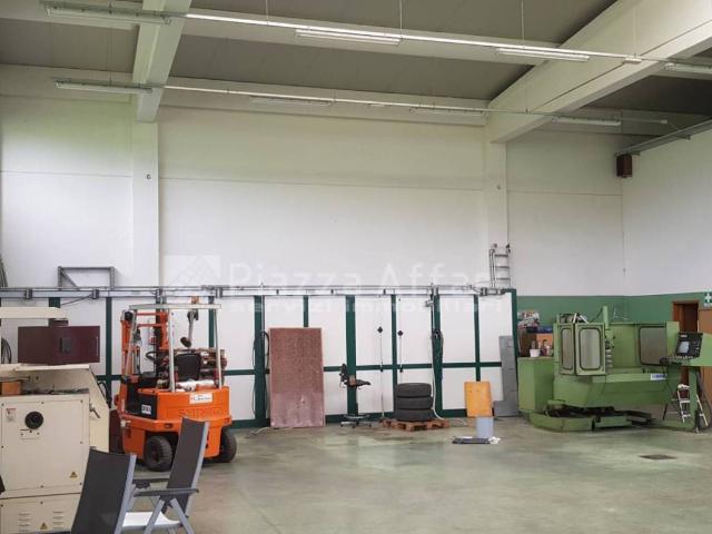 Locale Commerciale in affitto a Colline Matildiche, Re