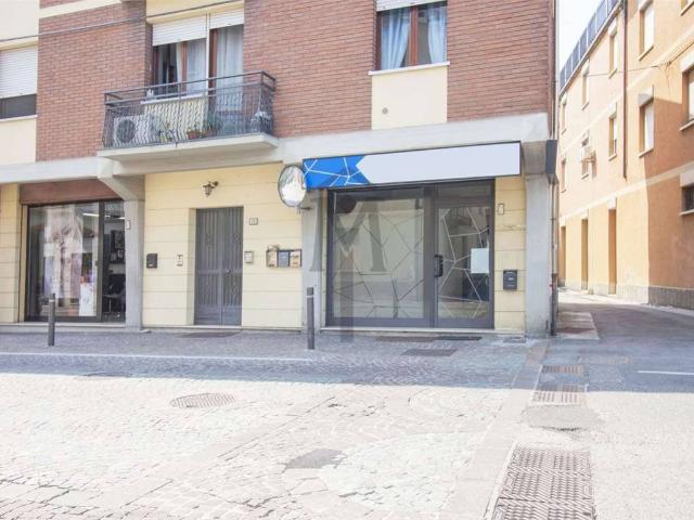 Locale Commerciale in affitto a Colline Matildiche, Re