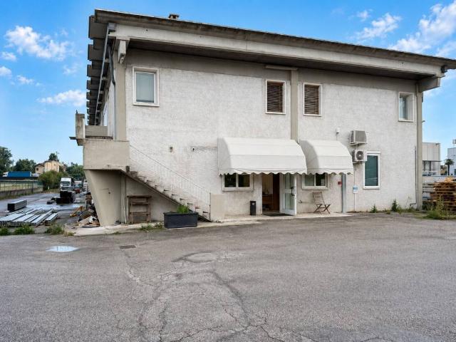 Locale Commerciale in affitto a Quinto Di Treviso, Veneto
