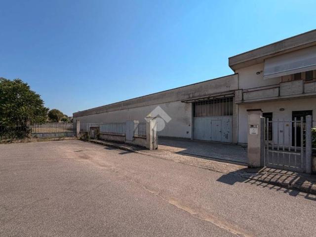 Locale Commerciale in affitto a Quinzano D'oglio, Lombardia