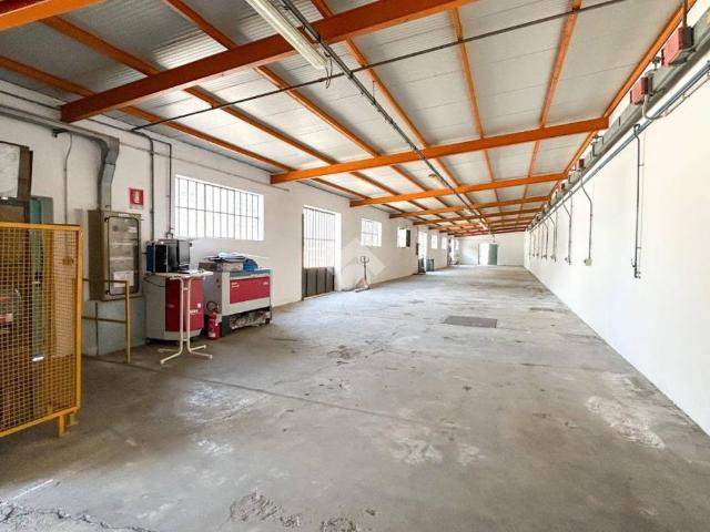 Locale Commerciale in affitto a Quinzano D'oglio, Lombardia