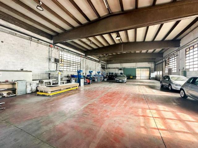 Locale Commerciale in affitto a Quinzano D'oglio, Lombardia