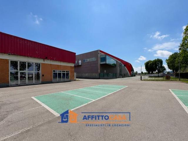 Locale Commerciale in affitto a Piemonte, Cuneo