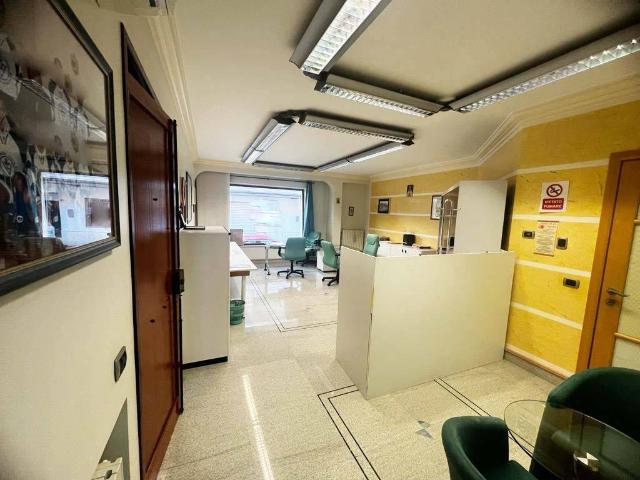 Locale Commerciale in affitto a Ragusa, Selvaggio