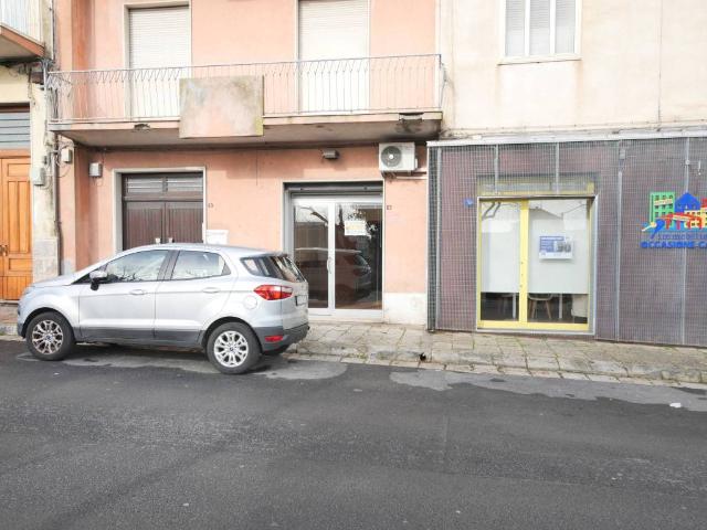 Locale Commerciale in affitto a Cappuccini, Ragusa