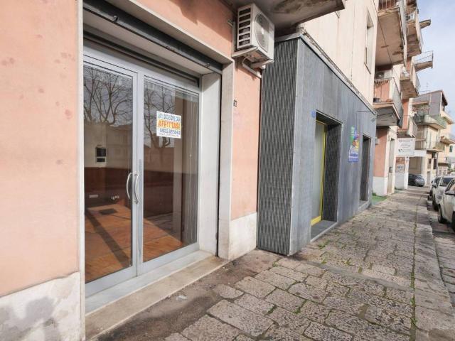 Locale Commerciale in affitto a Cappuccini, Ragusa