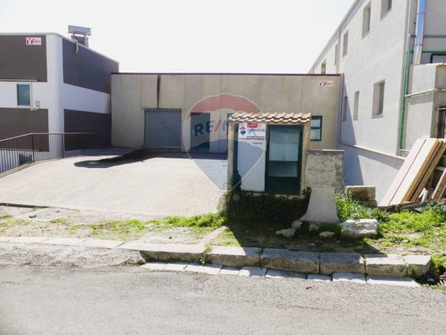 Locale Commerciale in affitto a Ragusa, Selvaggio