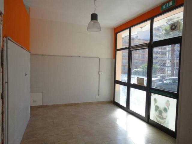Locale Commerciale in affitto a Ragusa, Selvaggio
