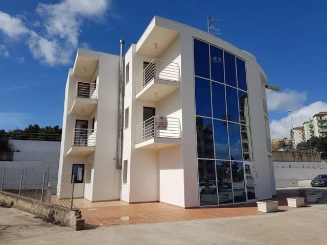 Locale Commerciale in affitto a Ragusa, Selvaggio