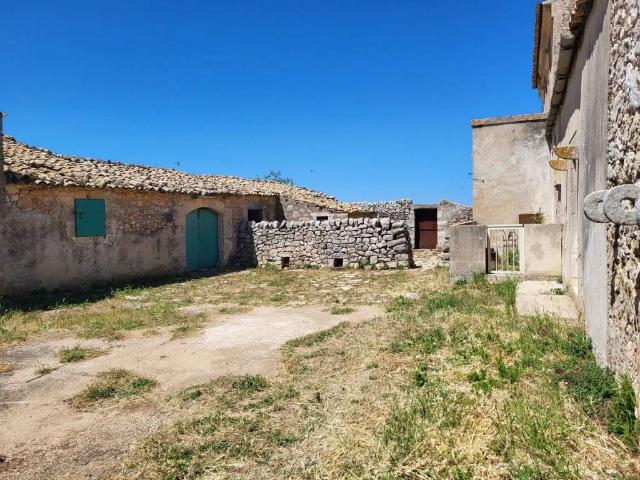 Locale Commerciale in affitto a Ragusa, Cento Pozzi