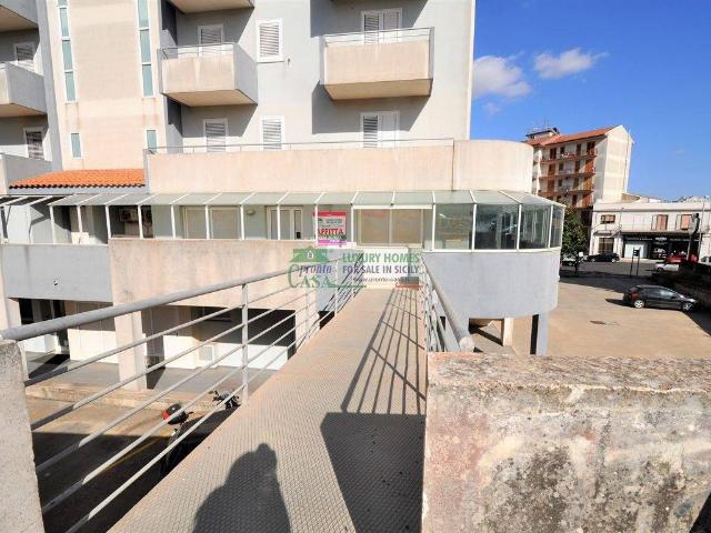 Locale Commerciale in affitto a Ragusa, Pianetti