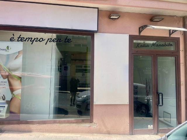 Locale Commerciale in affitto a Ragusa, Cappuccini