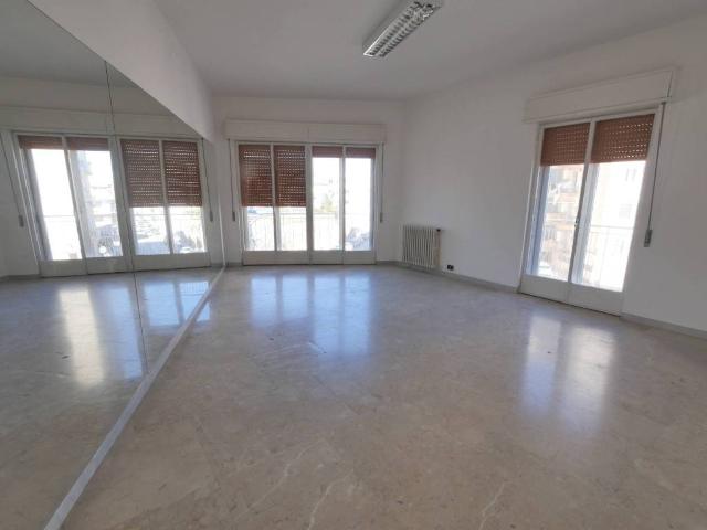 Locale Commerciale in affitto a Ragusa, Sicilia