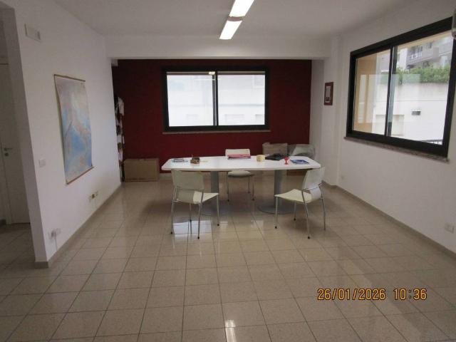Locale Commerciale in affitto a Ragusa, Sicilia
