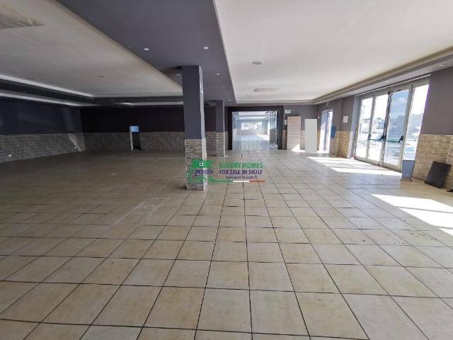 Locale Commerciale in affitto a Ragusa, Fortugneddo