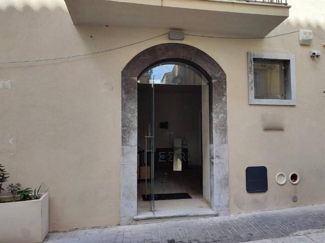 Locale Commerciale in affitto a Ragusa, Cappuccini