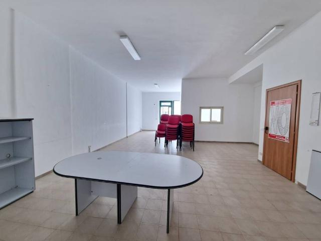 Locale Commerciale in affitto a Ragusa, Cappuccini