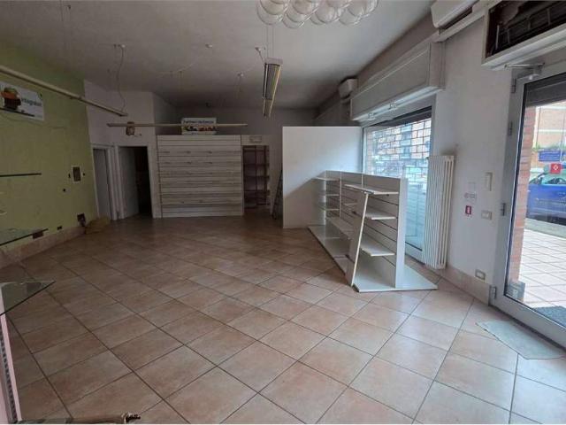 Locale Commerciale in affitto a San Biagio, Ravenna