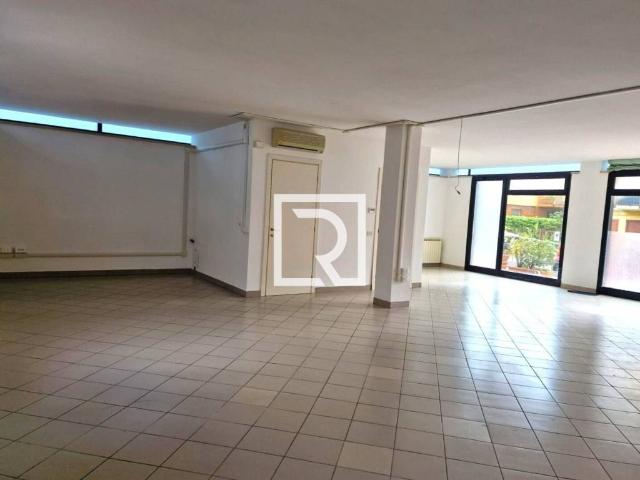 Locale Commerciale in affitto a Corso Nord, Ravenna