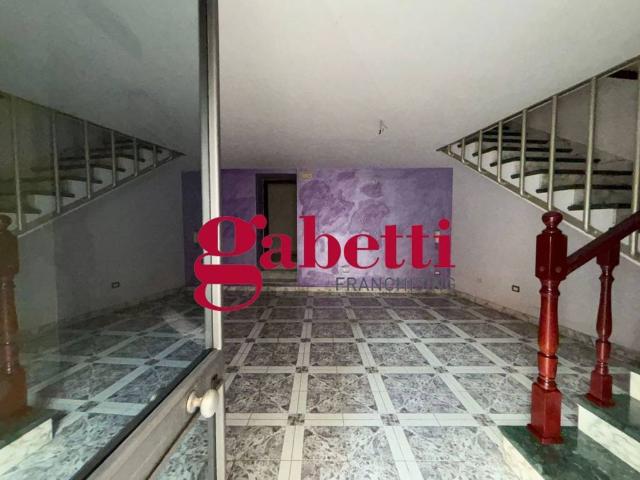 Locale Commerciale in affitto a Recale, Campania
