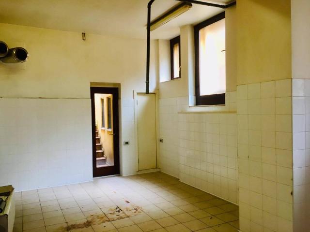 Locale Commerciale in affitto a Castelnuovo, Marche