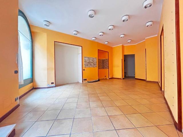 Locale Commerciale in affitto a Castelnuovo, Marche