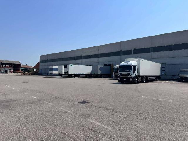 Locale Commerciale in affitto a Piemonte, Novara