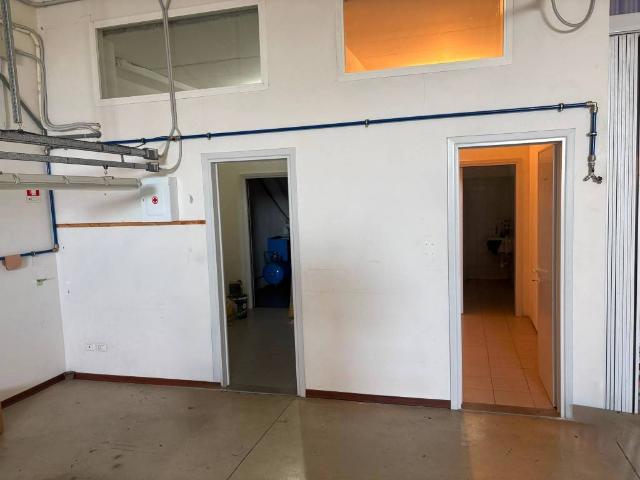 Locale Commerciale in affitto a Unione di Comuni Valdarno e Valdisieve, Reggello