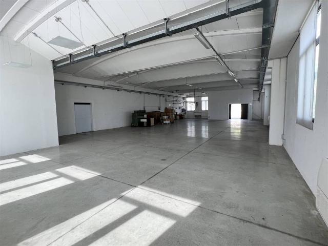 Locale Commerciale in affitto a Unione di Comuni Valdarno e Valdisieve, Reggello