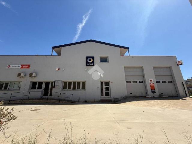 Locale Commerciale in affitto a Calabria, Reggio Calabria