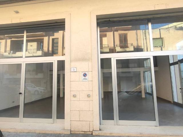 Locale Commerciale in affitto a Calabria, Reggio Calabria