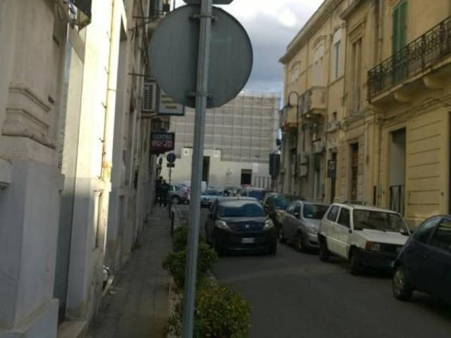 Locale Commerciale in affitto a Calabria, Reggio Calabria